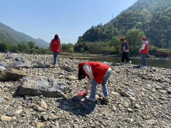 东至县葛公镇：河道清理再推进 水清岸bb